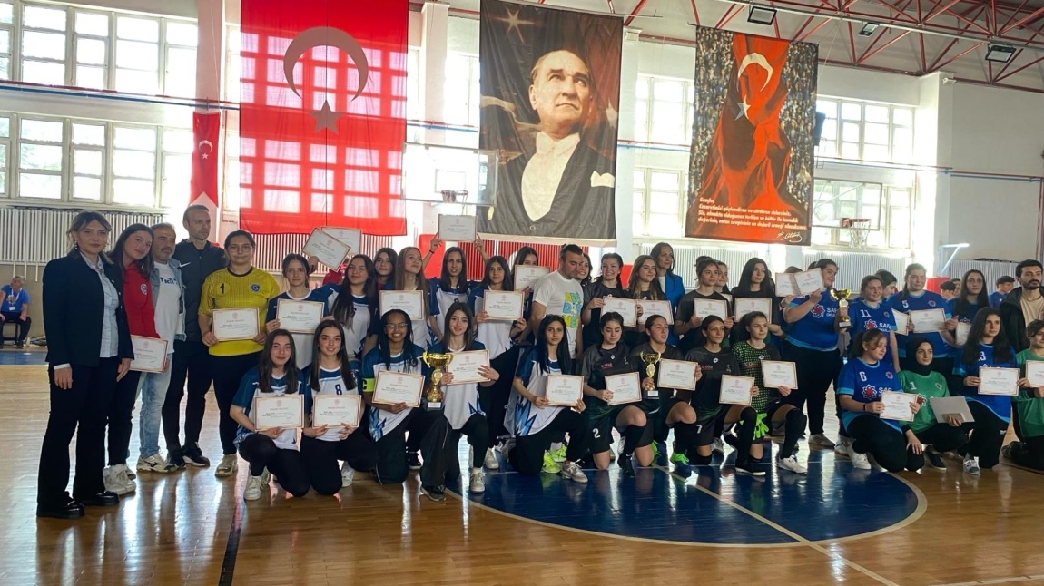 Kız Futsal Takımımız İlçe Birincisi Oldu Tahir Hocamızı ve Takımımızı Tebrik Ederiz